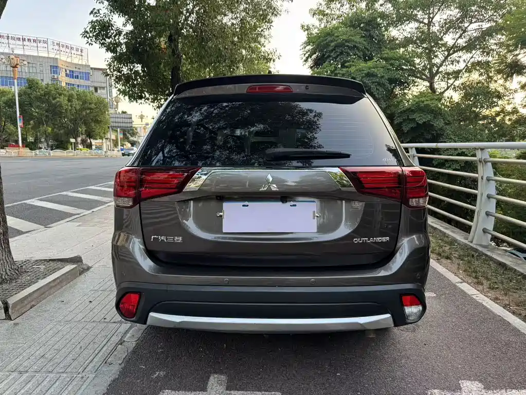 Mitsubishi Outlander — фото 8