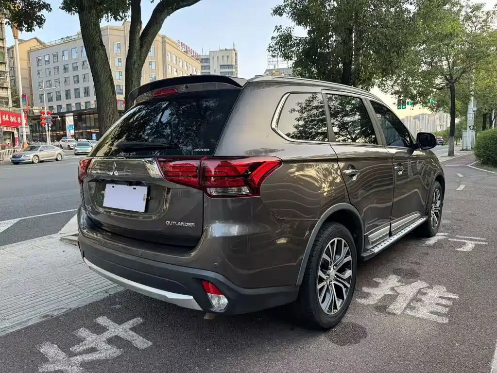 Mitsubishi Outlander — фото 9