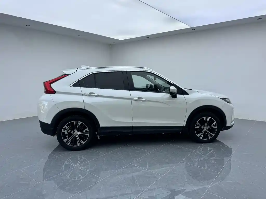 Mitsubishi Eclipse Cross — фото 8
