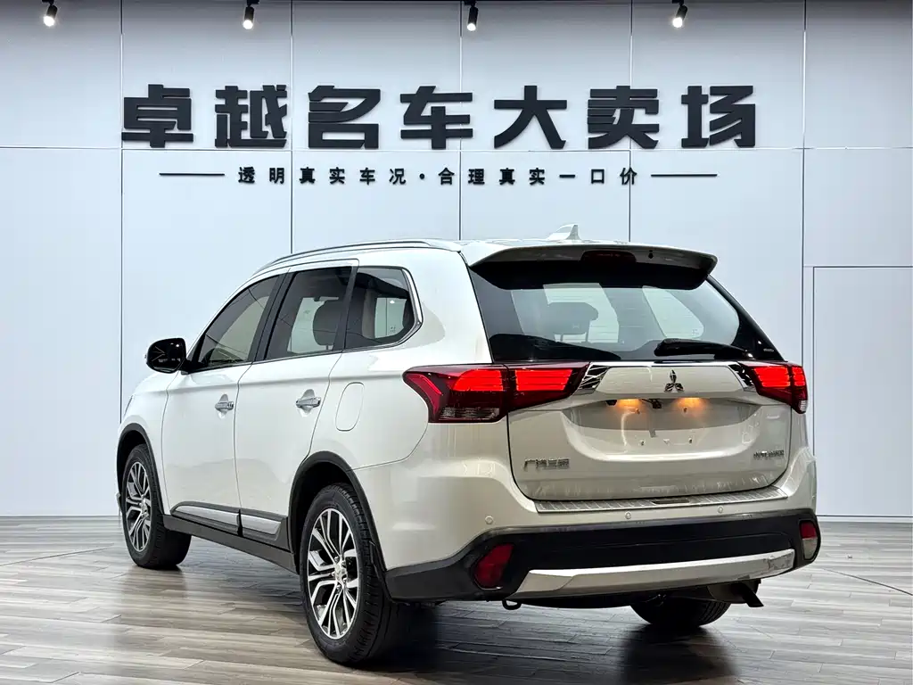 Mitsubishi Outlander — фото 5