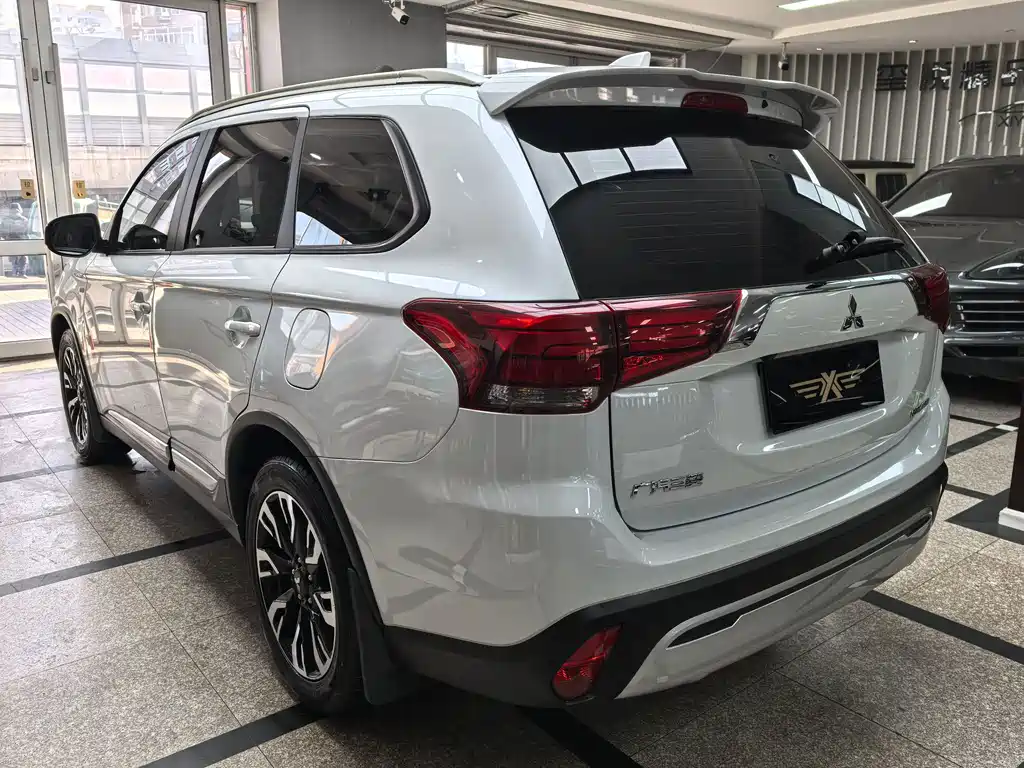 Mitsubishi Outlander — фото 4
