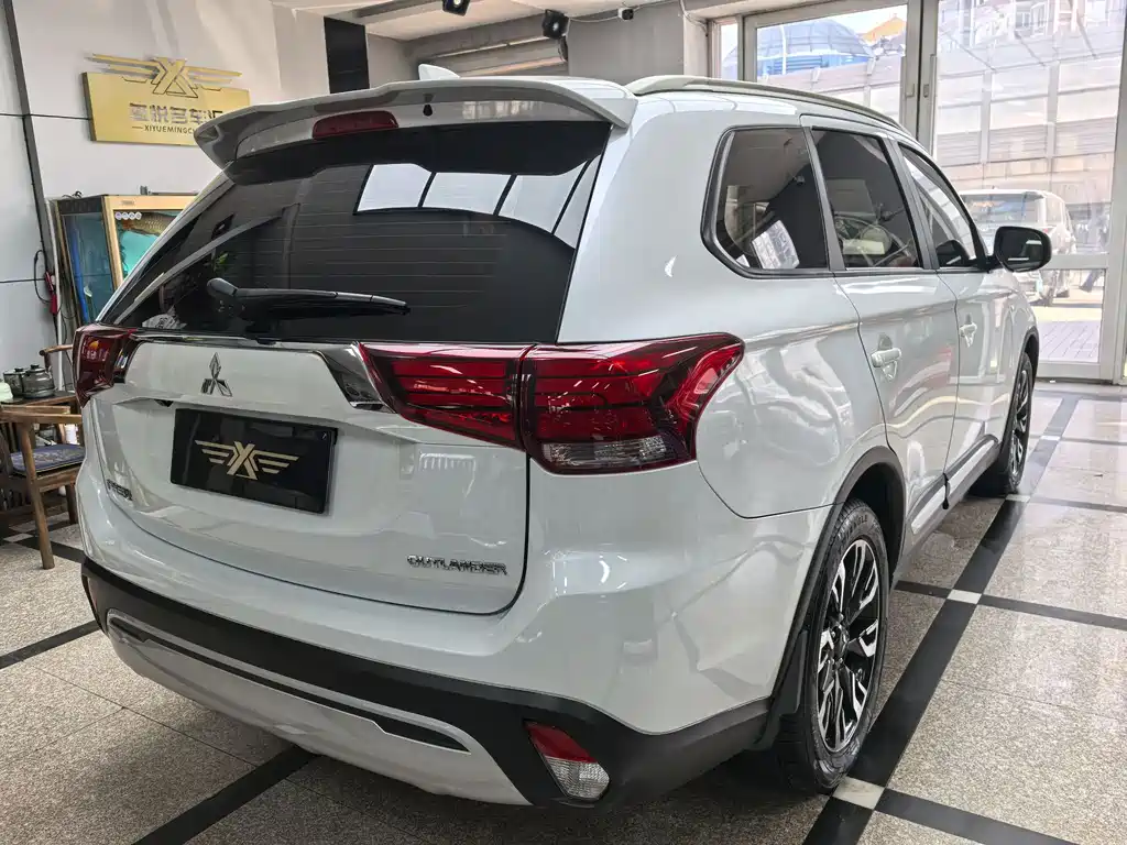 Mitsubishi Outlander — фото 5