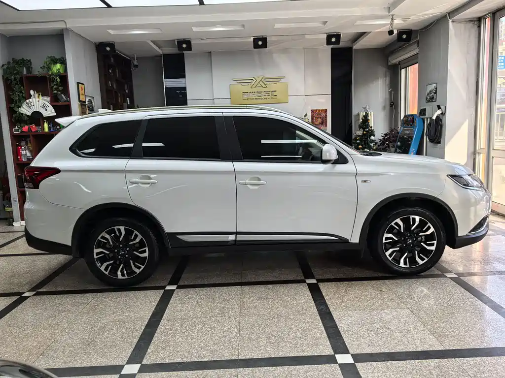 Mitsubishi Outlander — фото 6