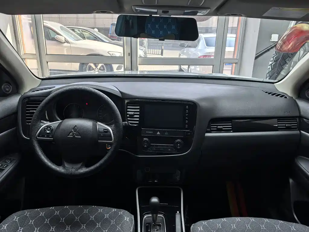 Mitsubishi Outlander — фото 9