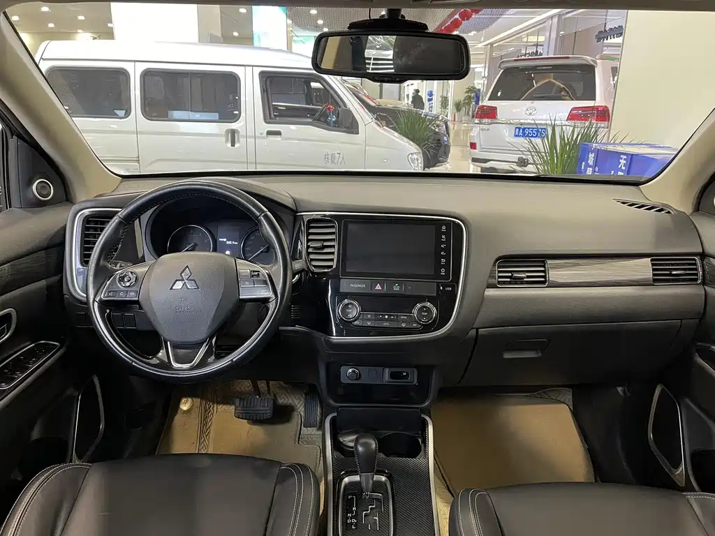 Mitsubishi Outlander — фото 3