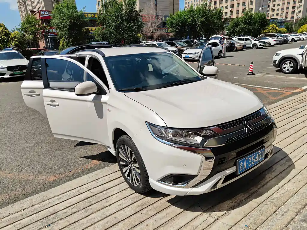 Mitsubishi Outlander — фото 2