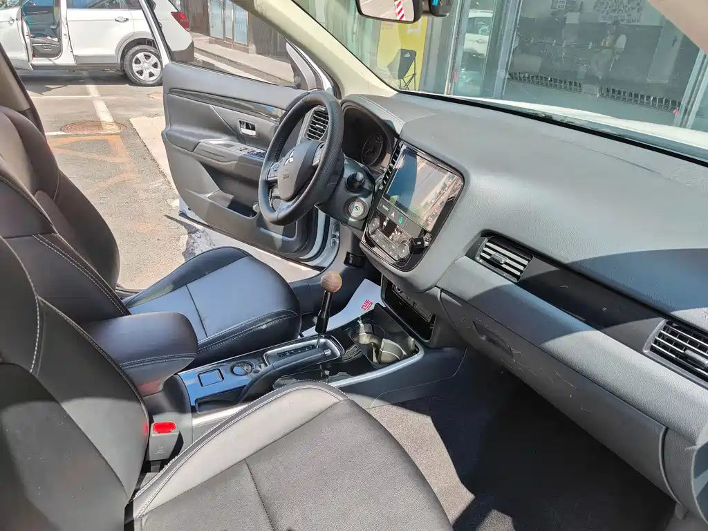 Mitsubishi Outlander — фото 7