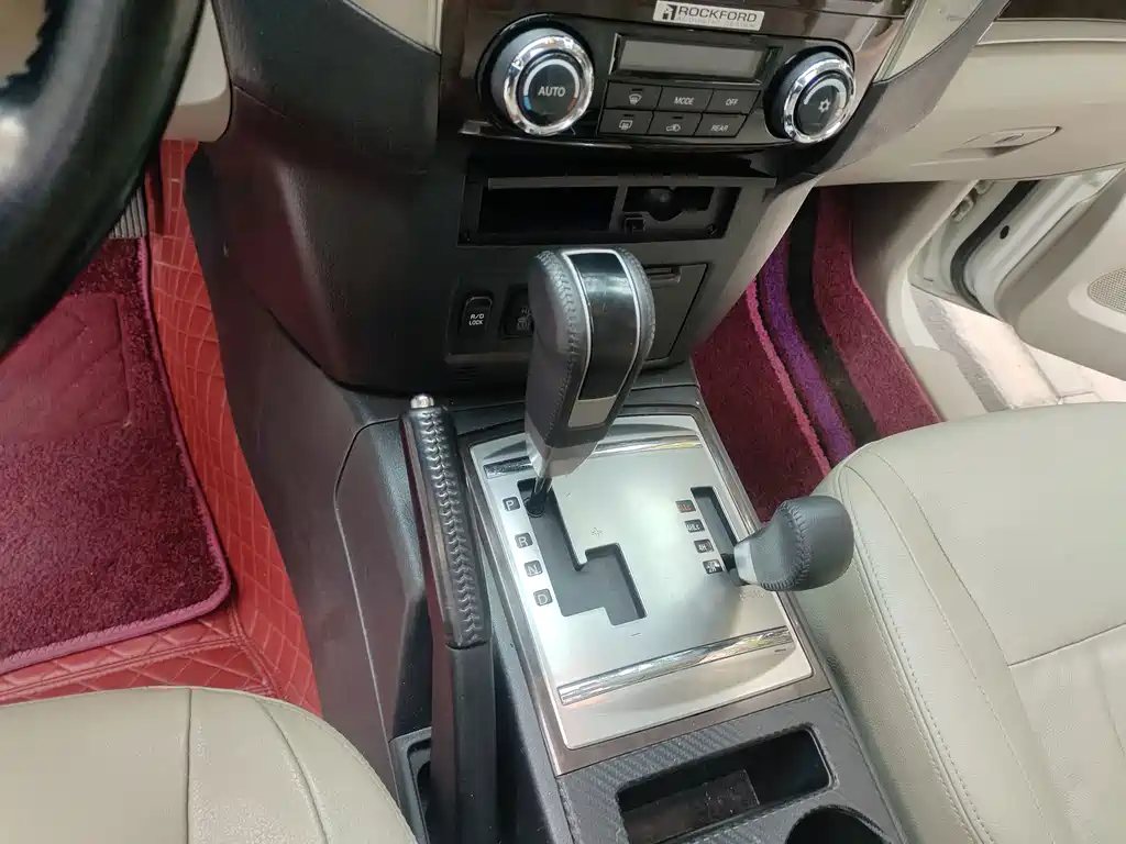 Mitsubishi Pajero (Import) — фото 15