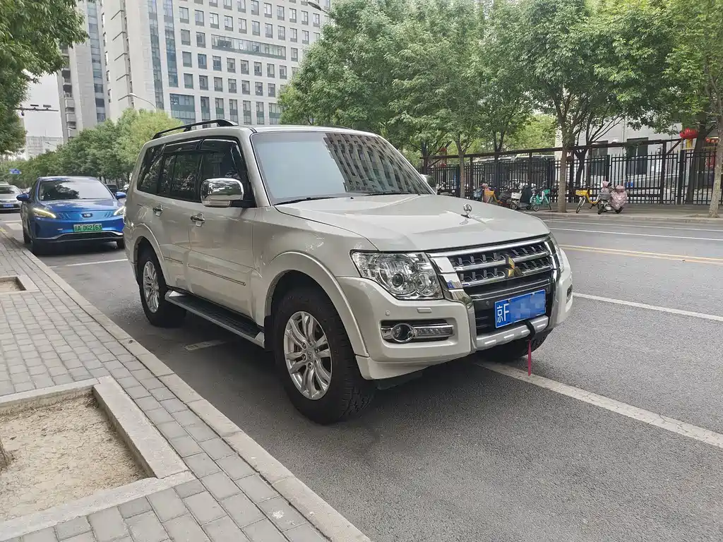 Mitsubishi Pajero (Import) — фото 3