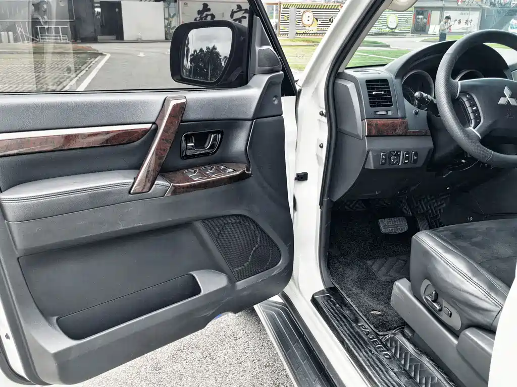 Mitsubishi Pajero (Import) — фото 13
