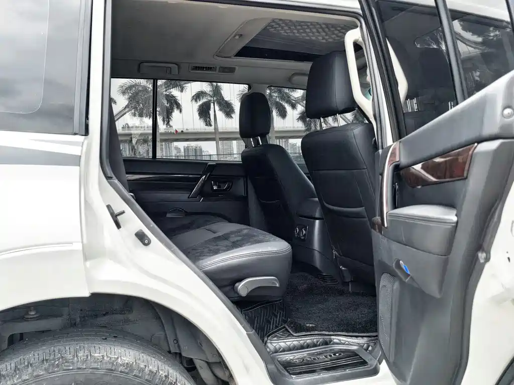 Mitsubishi Pajero (Import) — фото 19
