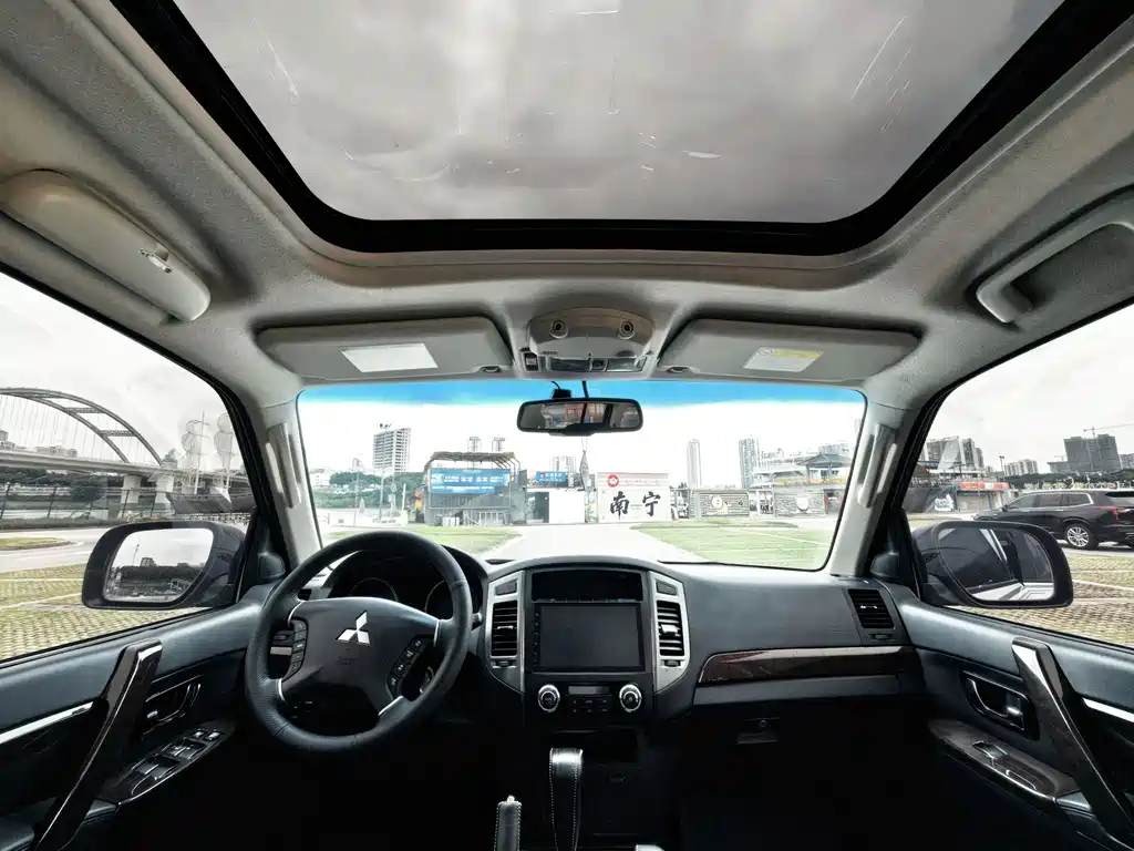 Mitsubishi Pajero (Import) — фото 25