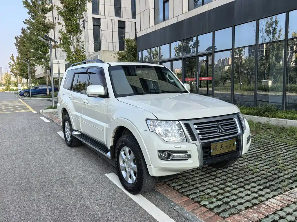 Mitsubishi Pajero (Import) — фото 3