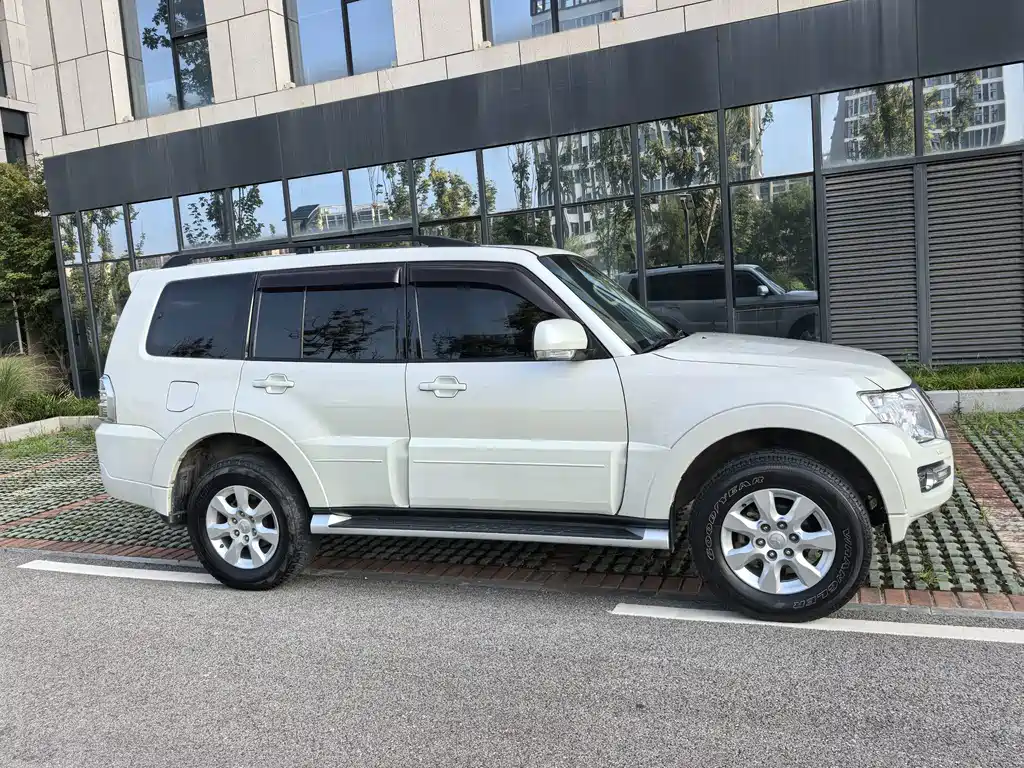 Mitsubishi Pajero (Import) — фото 4