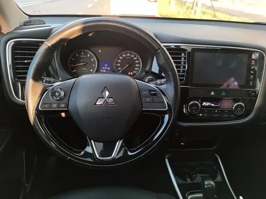 Mitsubishi Outlander — фото 11