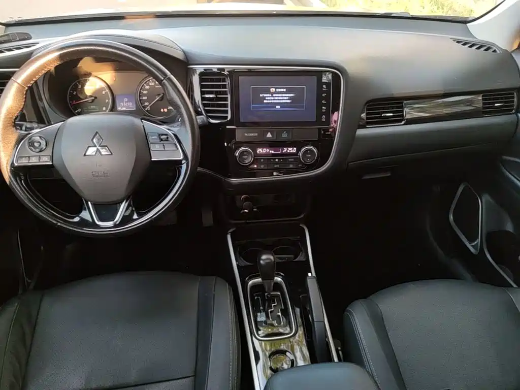 Mitsubishi Outlander — фото 13