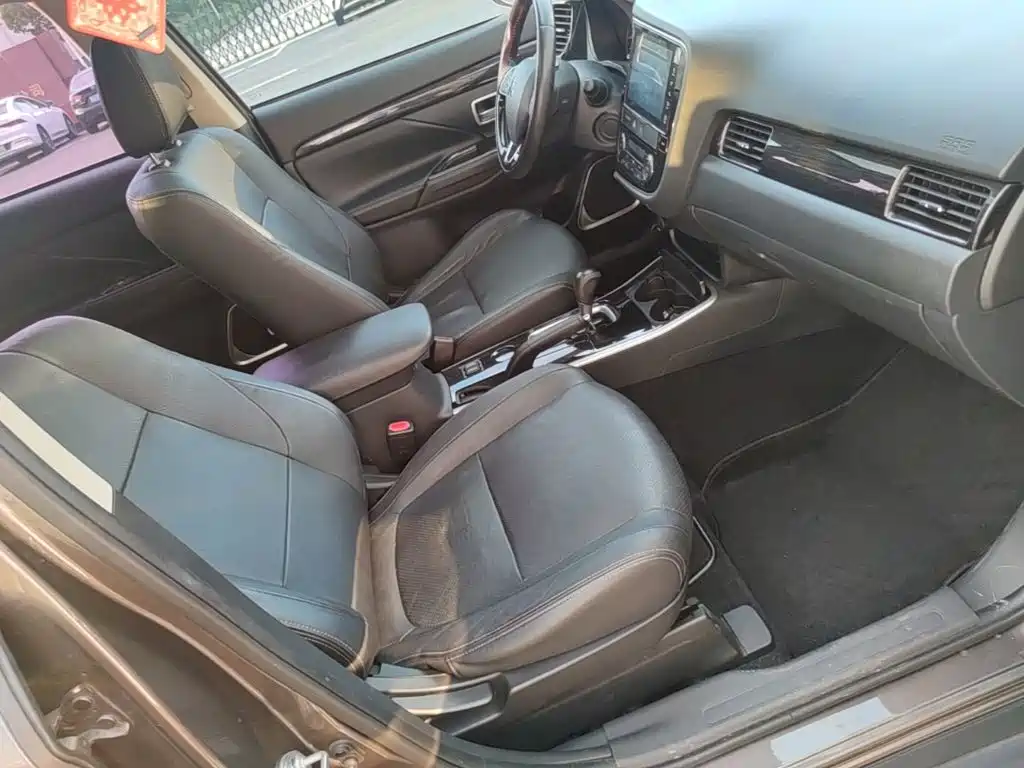 Mitsubishi Outlander — фото 25