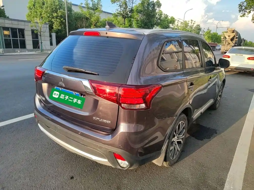Mitsubishi Outlander — фото 7