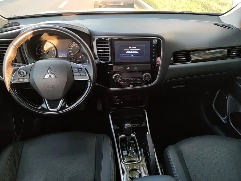 Mitsubishi Outlander — фото 10