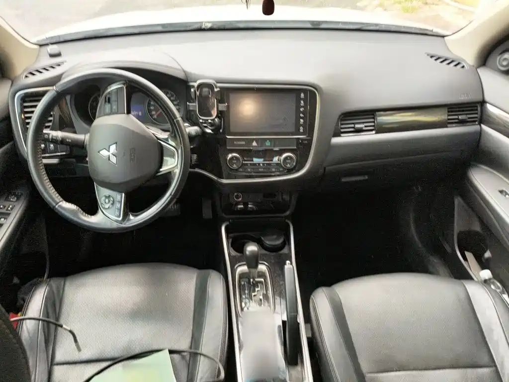 Mitsubishi Outlander — фото 13