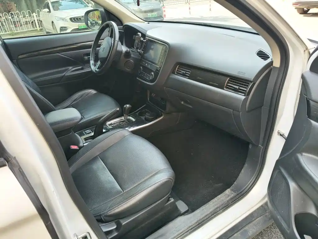Mitsubishi Outlander — фото 18