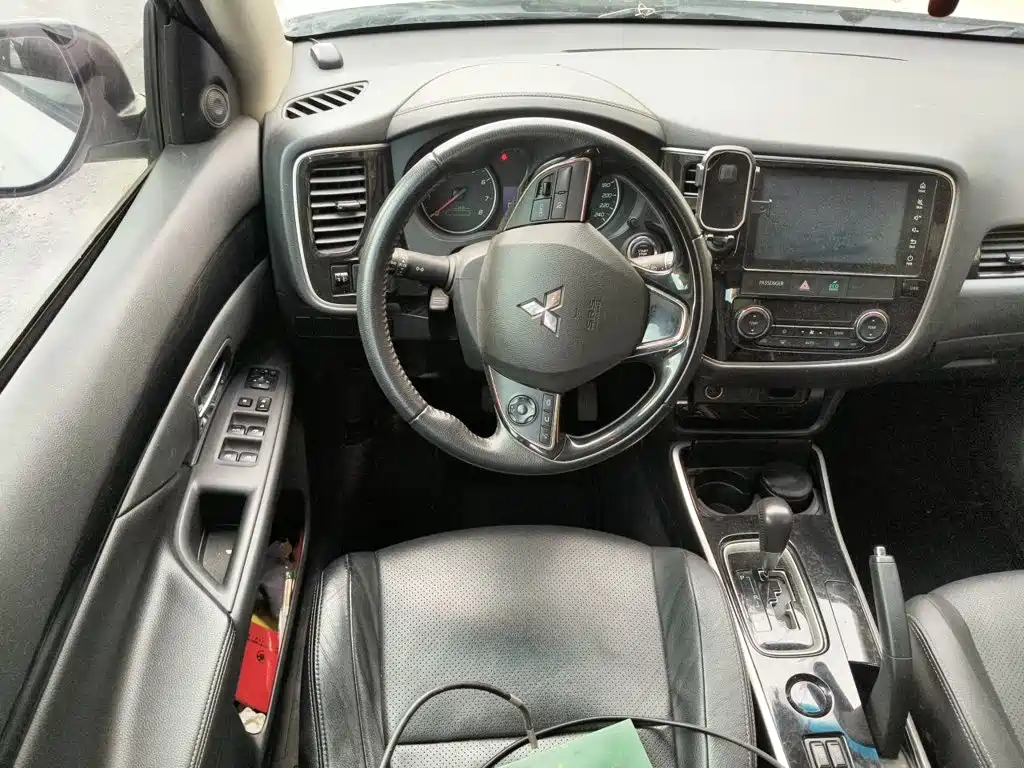 Mitsubishi Outlander — фото 3