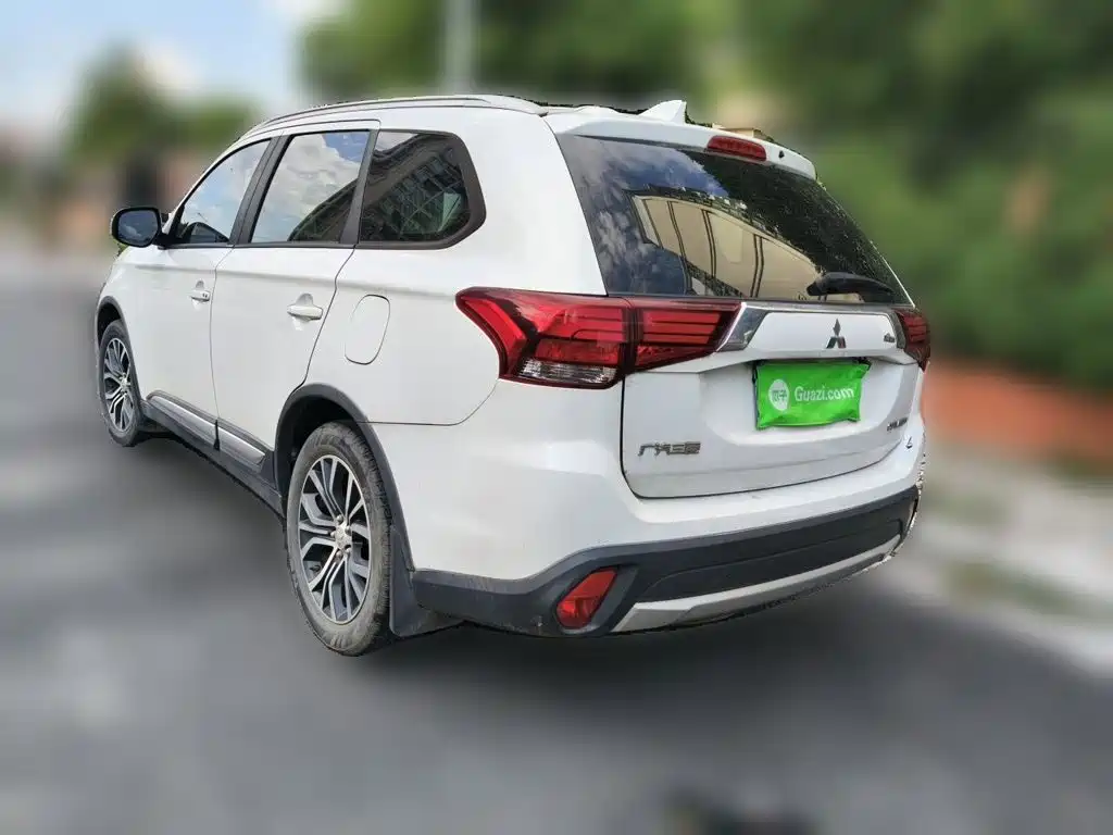 Mitsubishi Outlander — фото 25