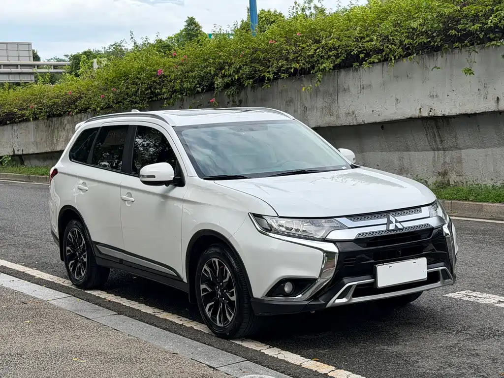 Mitsubishi Outlander — фото 3