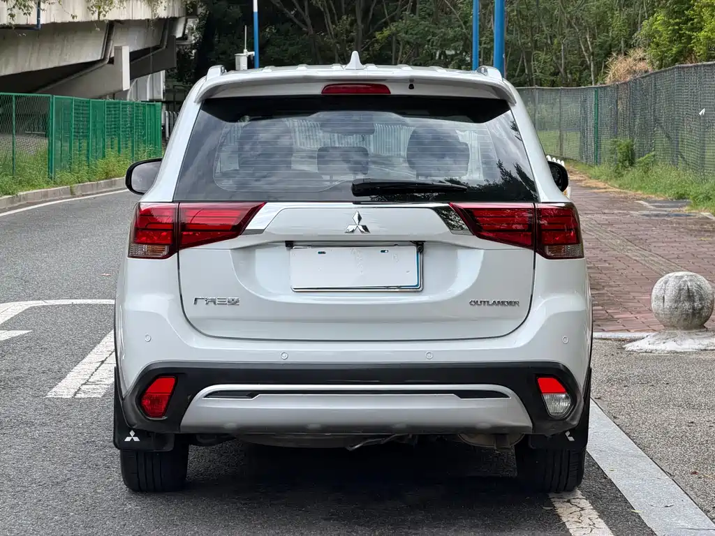 Mitsubishi Outlander — фото 4