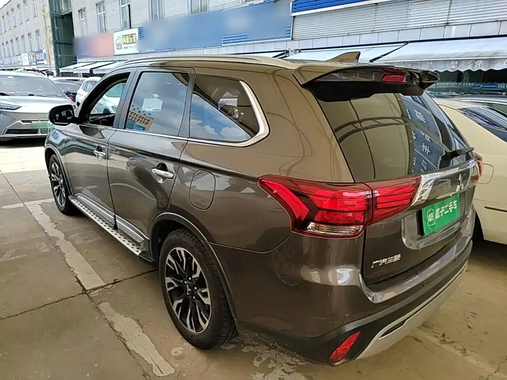 Mitsubishi Outlander — фото 5