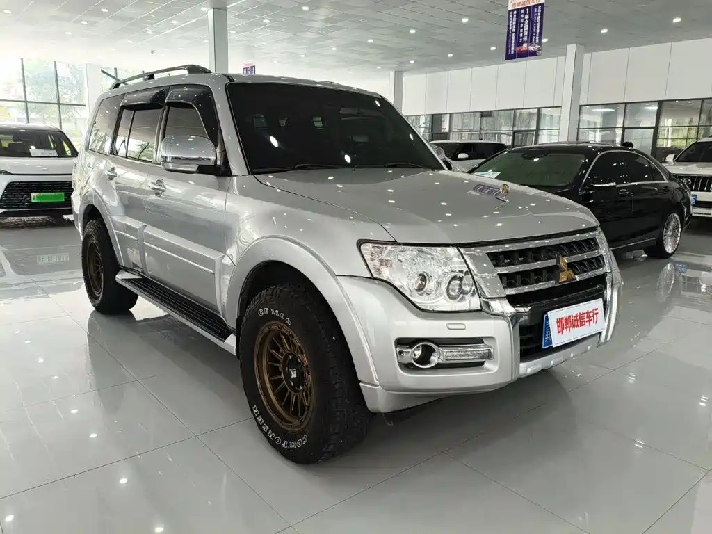 Mitsubishi Pajero (Import) — фото 3