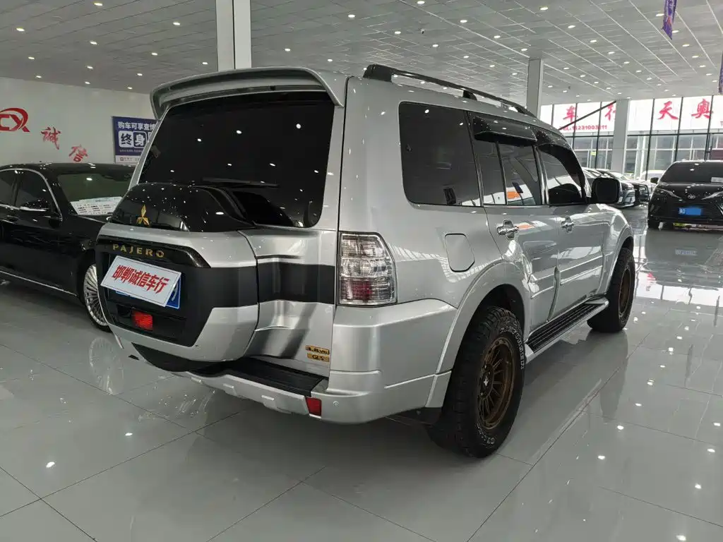 Mitsubishi Pajero (Import) — фото 4