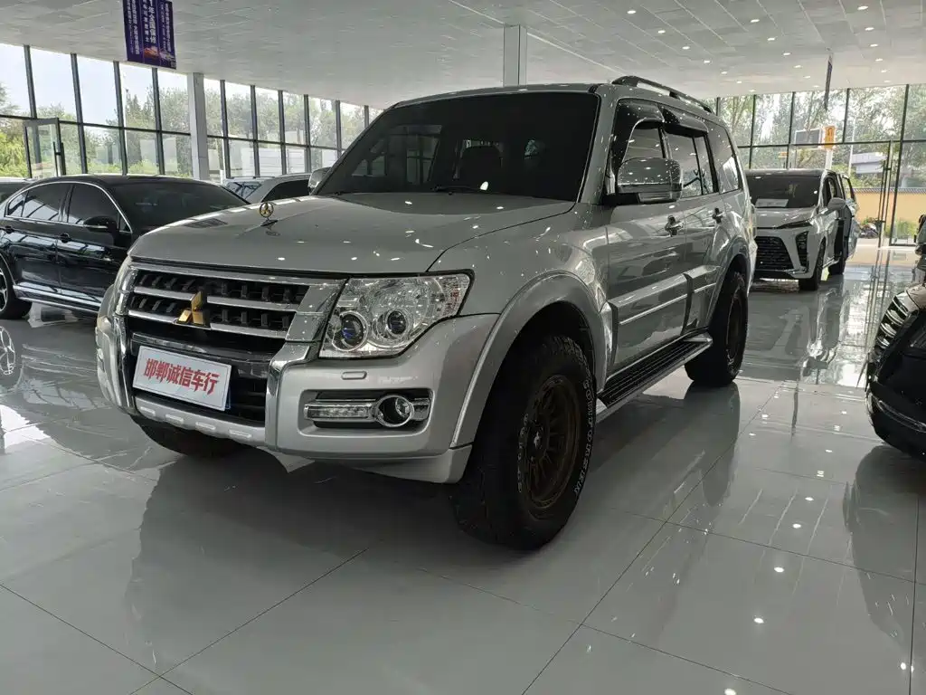 Mitsubishi Pajero (Import)
