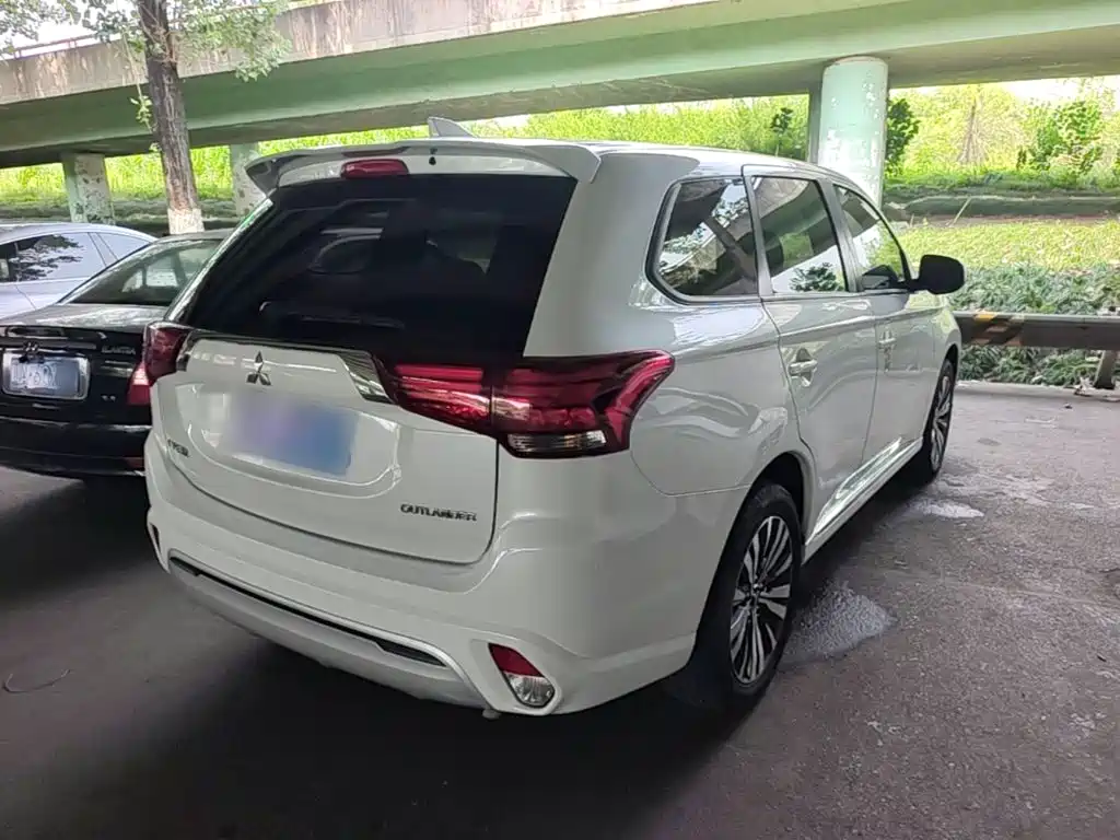 Mitsubishi Outlander — фото 7