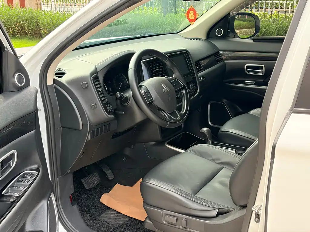 Mitsubishi Outlander — фото 4