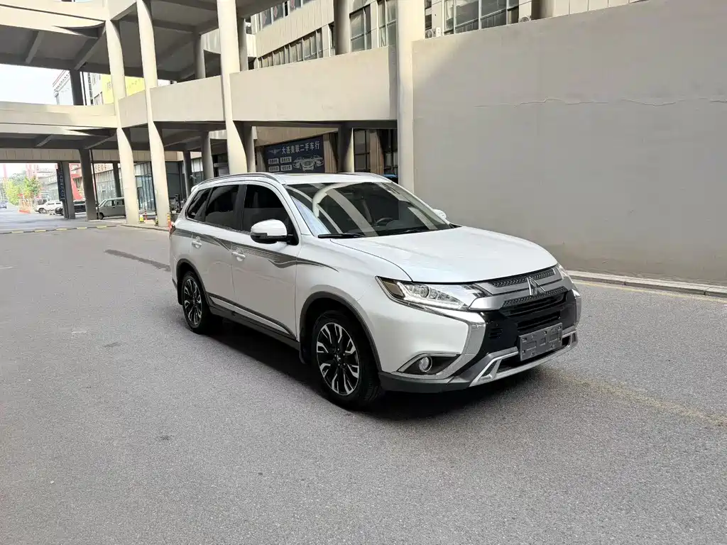 Mitsubishi Outlander — фото 3
