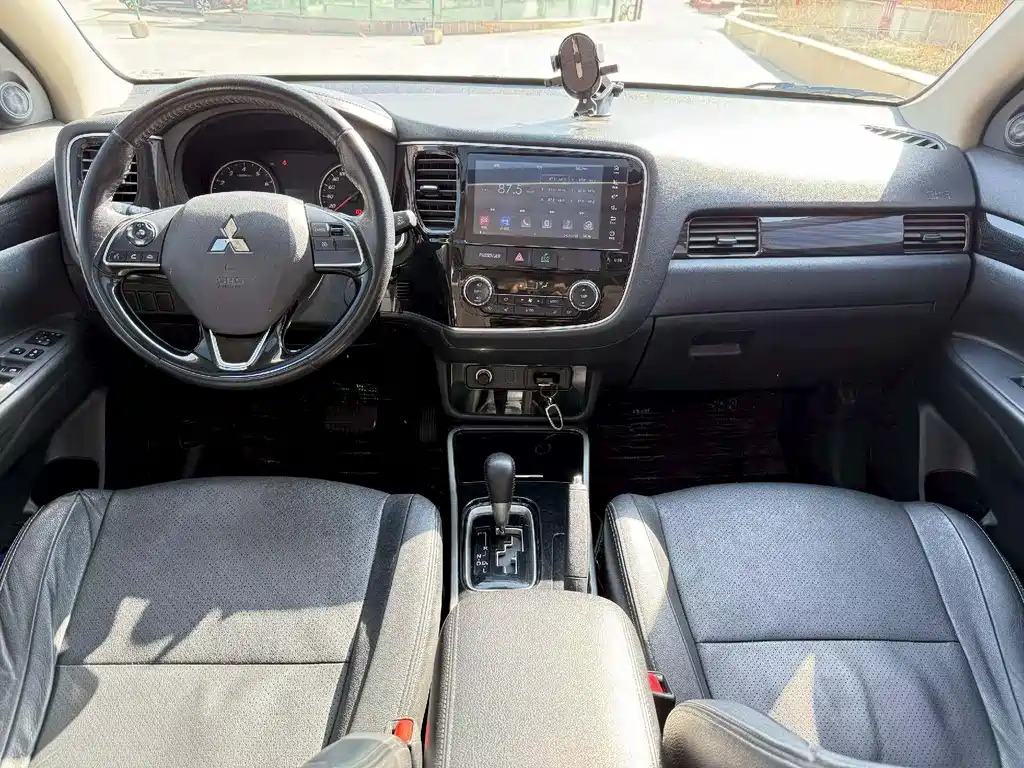Mitsubishi Outlander — фото 5