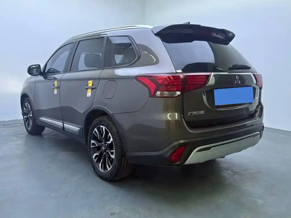 Mitsubishi Outlander — фото 5