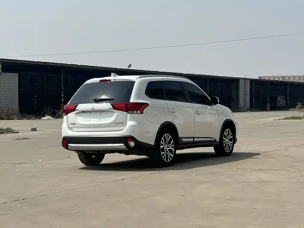 Mitsubishi Outlander — фото 4