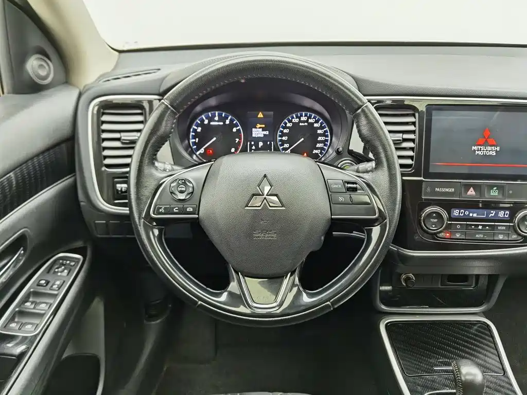 Mitsubishi Outlander — фото 11