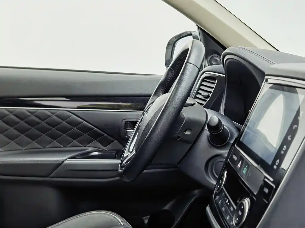 Mitsubishi Outlander — фото 22