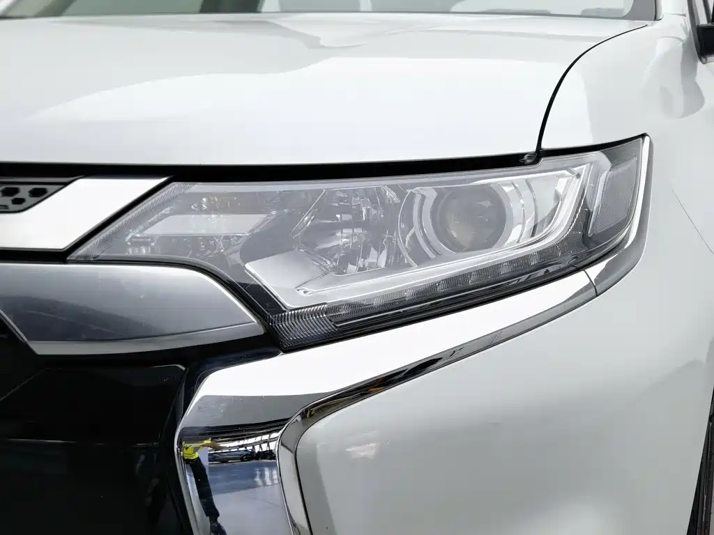 Mitsubishi Outlander — фото 7