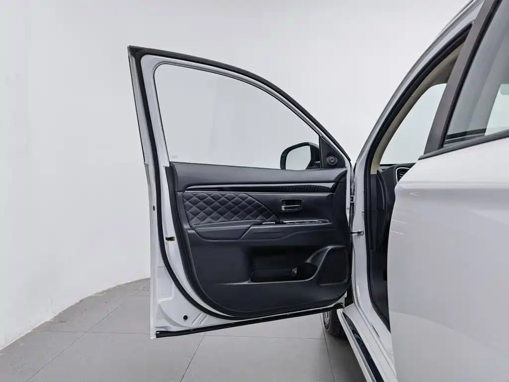 Mitsubishi Outlander — фото 8