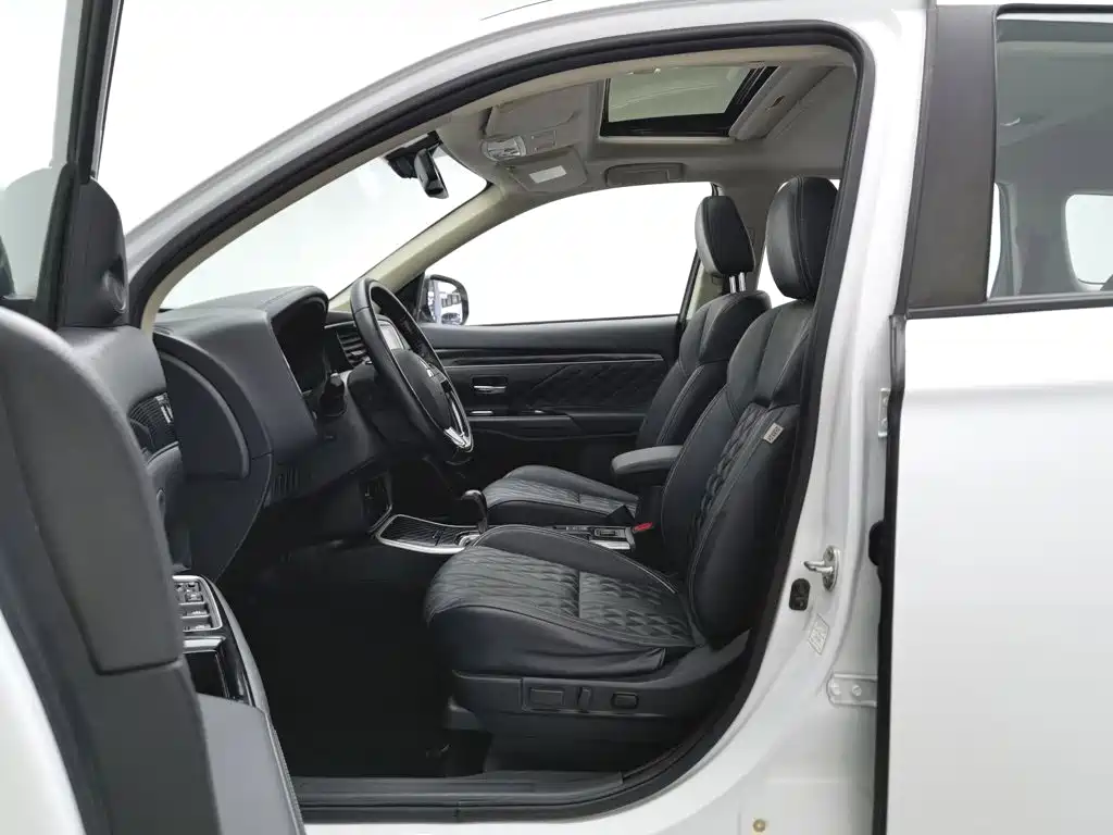 Mitsubishi Outlander — фото 10