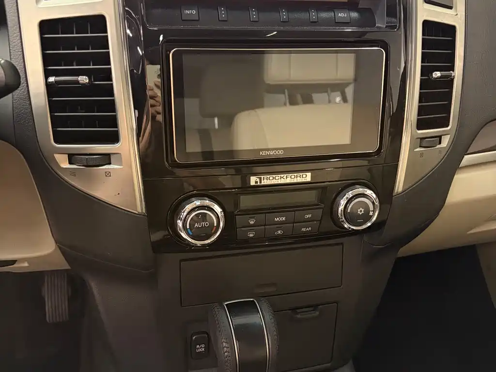 Mitsubishi Pajero (Import) — фото 10