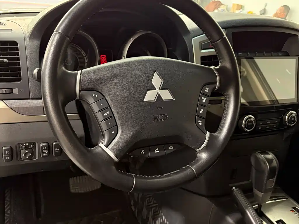 Mitsubishi Pajero (Import) — фото 9