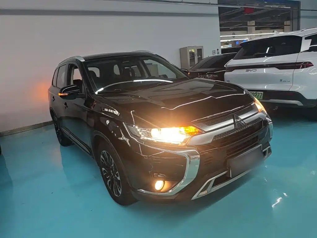 Mitsubishi Outlander — фото 4