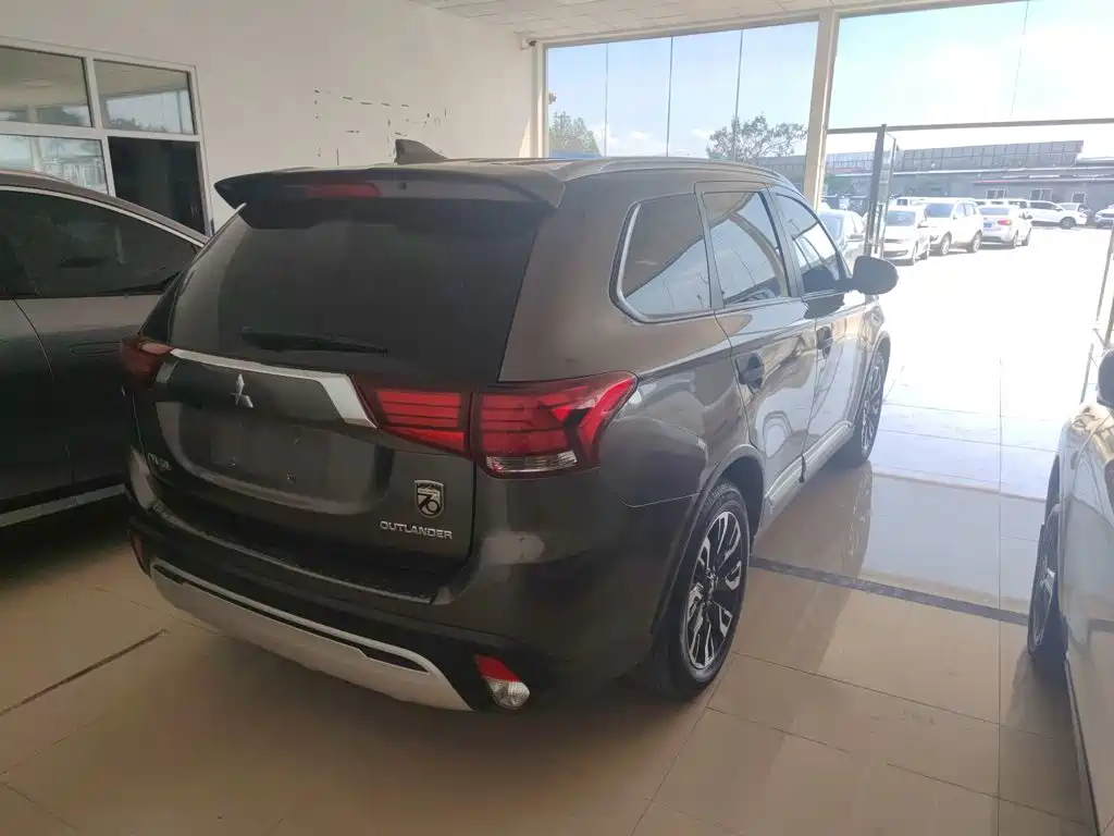 Mitsubishi Outlander — фото 3