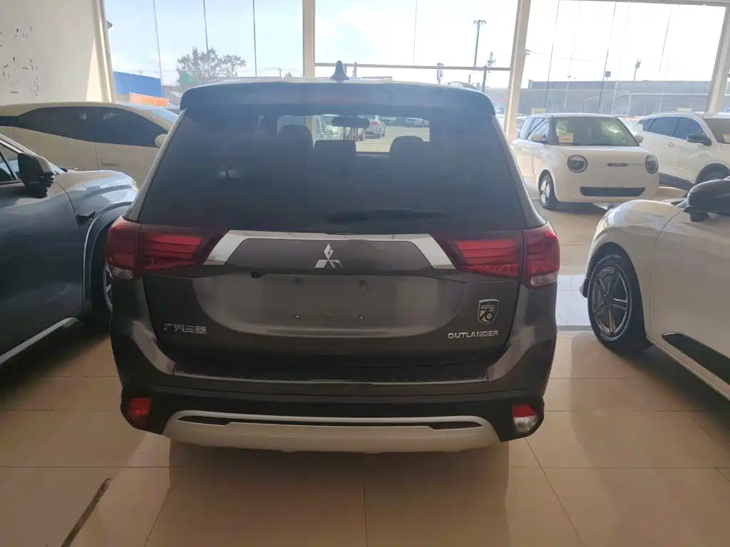 Mitsubishi Outlander — фото 4