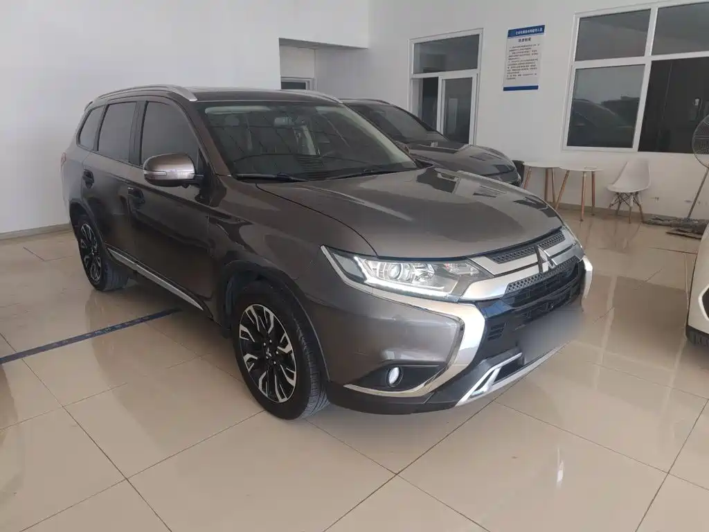 Mitsubishi Outlander — фото 7
